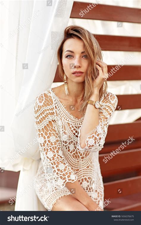 Jovencita En Bikini Temprano En La Foto De Stock Shutterstock