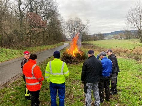 Jugendfeuerwehr Sammelte Wieder Weihnachtsb Ume Ein