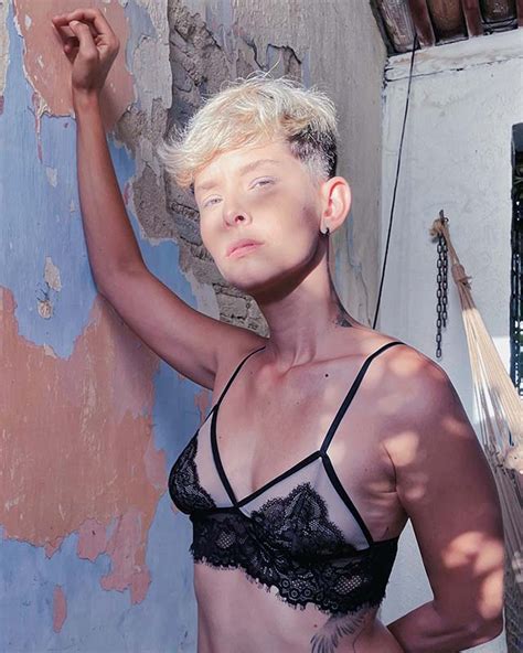 Conjunto lingerie de renda preta tule nude top triângulo e calcicnha bumbum de coração vovó