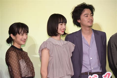 左から門脇麦、小松菜奈、成田凌。 「さよならくちびる」小松菜奈と門脇麦、練習はギター担いで渋谷のカラオケへ 画像・動画ギャラリー 12