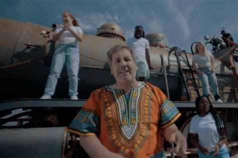 Bruno de Carvalho canta e dança em música de kuduro vídeo Postal