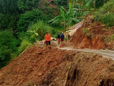 Bencana Longsor Dan Angin Puting Beliung Terjang Sejumlah Tempat Di