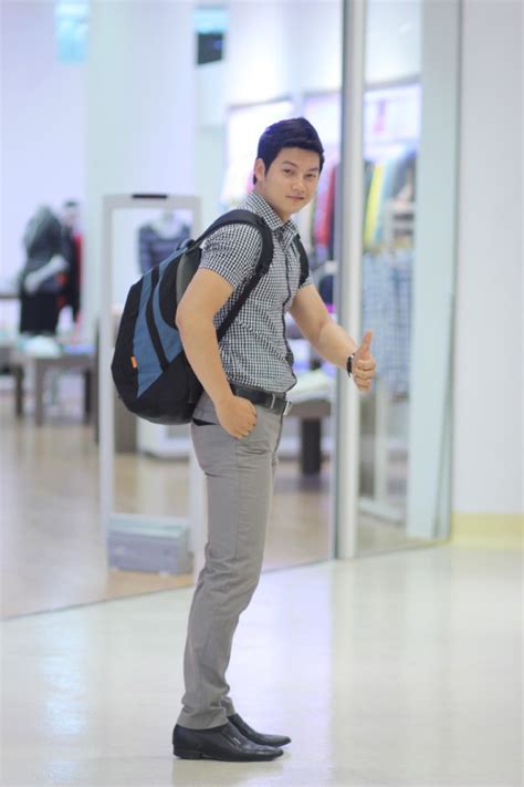 Thầy giáo hot boy điển trai hút hồn phái nữ