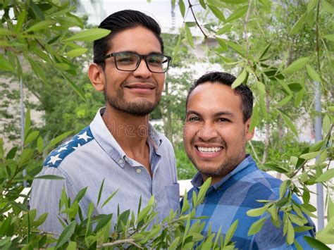 Pareja Gay Besando En Los árboles El Concepto Gay Imagen de archivo Imagen de diversidad