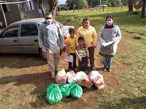 KITS DA ALIMENTAÇÃO ESCOLAR SÃO ENTREGUES AOS ALUNOS DO MUNICÍPIO