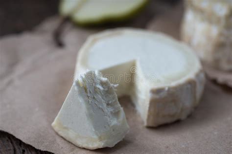 Remende O Queijo F Tido Do Camembert Em Uma Tabela R Stica De Madeira