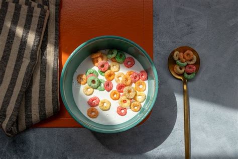 Desayuno Con Cereales De Color Servido En Un Bol Foto De Archivo