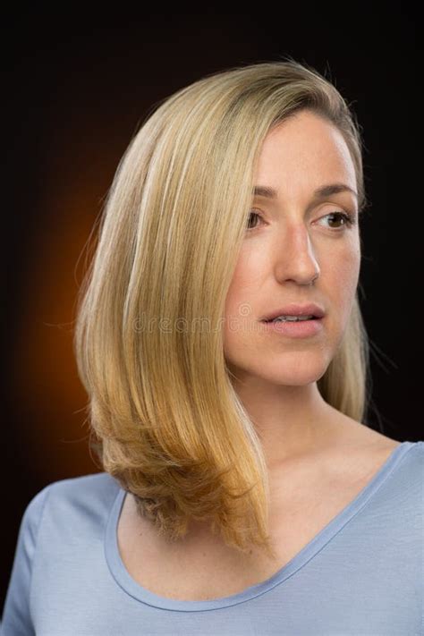 Jeune Femme Assez Blonde Examinant La Distance Photo stock Image du sérieux blonde 54336628