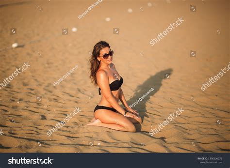 Sexy Lady Bikini Sunbathing On Sandy库存照片 Shutterstock