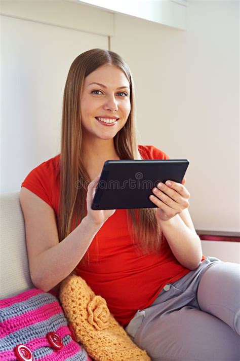 Femme Blonde Sexy Utilisant L Ordinateur E Lecteur De Tablette Image