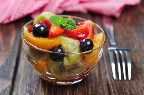 Salada De Fruto Fresco Iogurte E Nozes Na Bacia De Vidro No Fundo