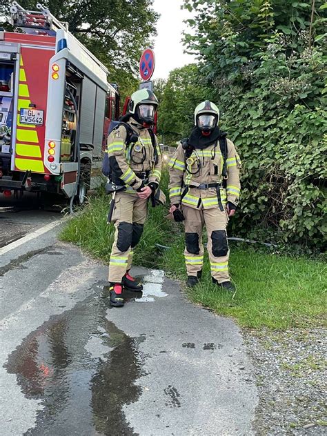 Wermelskirchen Feuerwehr Bek Mpft Brand Unter Atemschutz