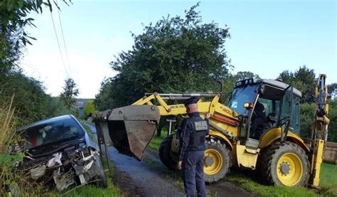 Il Abandonne L Pave De Sa Voiture Sur La Route La Mairie La Red Pose