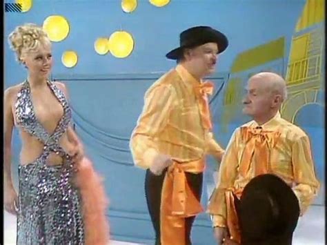 Video El Show De Benny Hill Audio Latino Capitulo 18 Doblaje Wiki Fandom Powered By Wikia