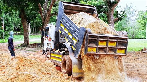 HYUNDAI Dump Trucks Bulldozer Loading Truck Dump Truck Working