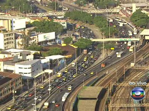 Vídeo Acidente complica trânsito na Radial Oeste nesta manhã de terça