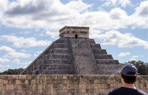 Turista Admirando La Pir Mide Del Templo Maya De Kukulkan En Chich N