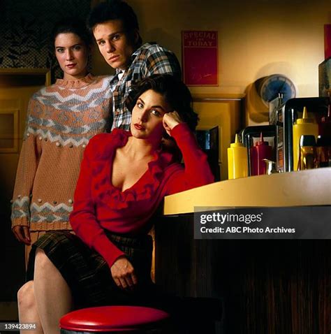 Lara Flynn Boyle Twin Peaks Photos and Premium High Res Pictures ...