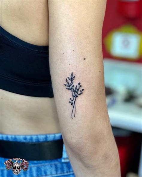 Raminho De Flor Tattoo Ramo De Flores Tattoo Tattoo On Tatuagem