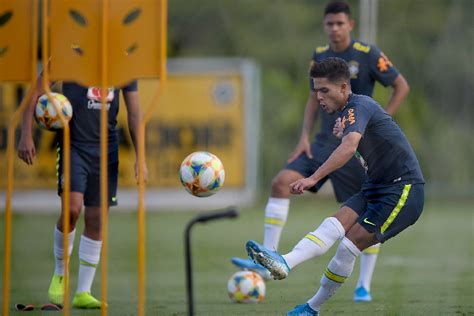 Seleção Diniz chama Carlos Augusto e Yan Couto para vagas de Vanderson