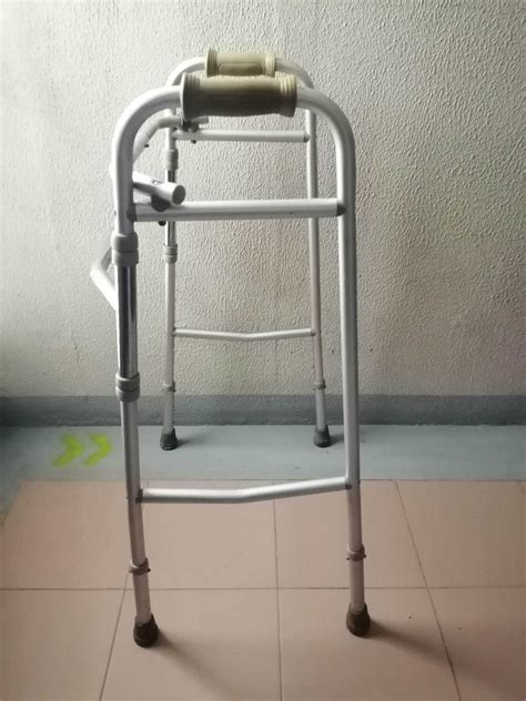 Andarilho articulado regulável em altura Height adjustable walker