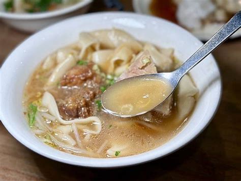 新竹｜竹東邱記排骨酥麵：竹東老字號知名老麵店，必吃排骨酥麵、清蒸肉圓、滷味！ 輕旅行