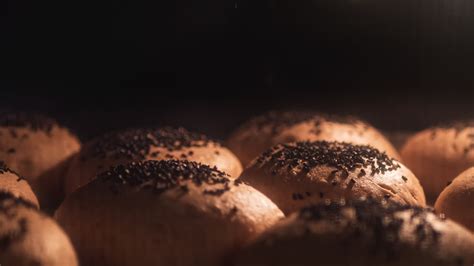 Vídeo Premium Vista desde el interior del horno de horneado de bollos