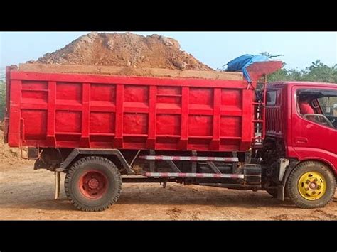 Muatan Menggunung Dump Truk Amblas Mobil Truk Jomplang Muatan Batu