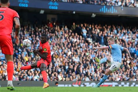 Haaland lập cú đúp Man City áp sát ngôi đầu của Arsenal Báo Dân trí