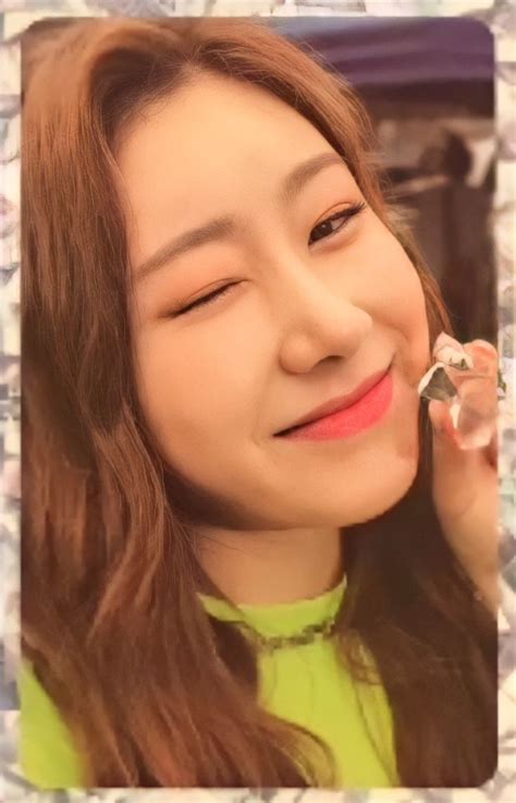 It Z Icy Chaeryeong Photocard Scan Ice Cube