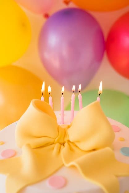 Birthday cake with balloons | Free Photo