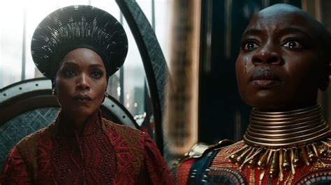 Pantera Negra Wakanda Para Sempre Rainha Ramonda Tira Posto De