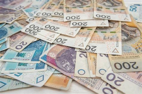 Kursy walut Ile kosztują euro dolar i frank Biznes w INTERIA PL