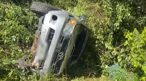 Homem fica ferido após veículo que dirigia capotar na Avenida Paralela