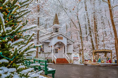 Dollywood’s Smoky Mountain Christmas Is the Must-See Holiday Theme Park Event