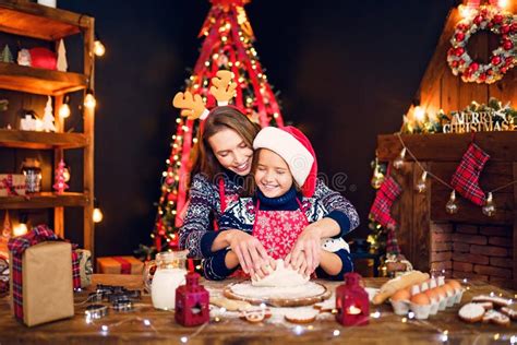 Vrolijke Kerstmis En Gelukkige Vakantie Vrolijk Leuk Krullend Meisje En Haar Oudere Zuster In