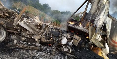 Se incendia tráiler sobre la Autopista del Sol