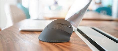 mouse ergonômico na mesa no local de trabalho prevenção da dor no