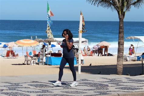 Glória Maria faz caminhada na orla de Ipanema OFuxico