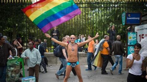 Paris des dizaines de milliers de manifestants à la gay pride ladepeche fr