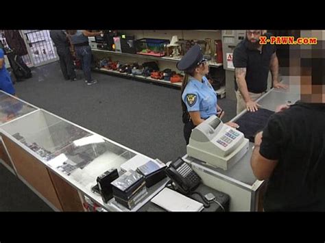 La Sra Oficial de Policía con grandes tetas se la follan con el hombre de empeño XVIDEOS