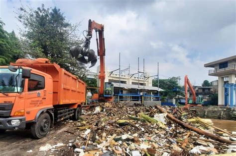 Sampah Menumpuk Di Pintu Air Manggarai Kini Sudah Diangkut Kanal News