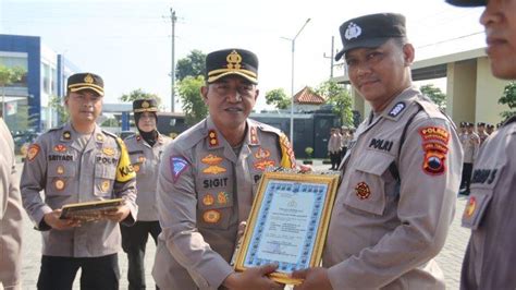 Kapolres Sukoharjo Beri Penghargaan 34 Personel Berprestasi Dan