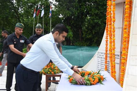 डीसी विक्रम सिंह ने वार मेमोरियल पर पुष्प अर्पित कर शहीदों को कारगिल