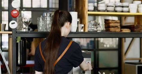 Порыв горячей водой молотый фильтрованный кофе · Бесплатное стоковое видео