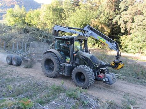 Polyvalence Du Tracteur Valtra N Car N Forestier Avec Grue Kesla De