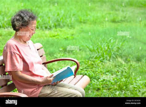 Vieille Femme Assise Sur Un Banc De Parc Banque De Photographies Et D