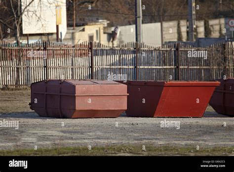 Contenedores de basura industriales fotografías e imágenes de alta