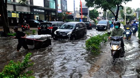 Jakarta Diguyur Hujan Sejak Pagi Bpbd Ruas Jalan Di Jakut Tergenang