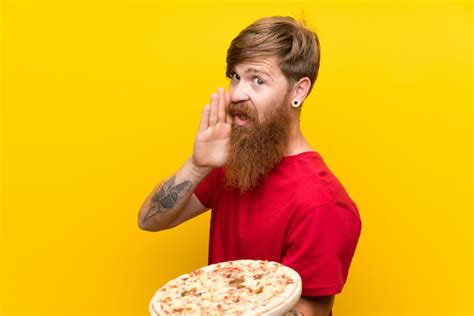 Hombre Pelirrojo Con Barba Larga Sosteniendo Una Pizza Sobre Pared